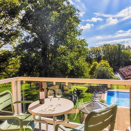 מלון La Reserve Restaurant 5*